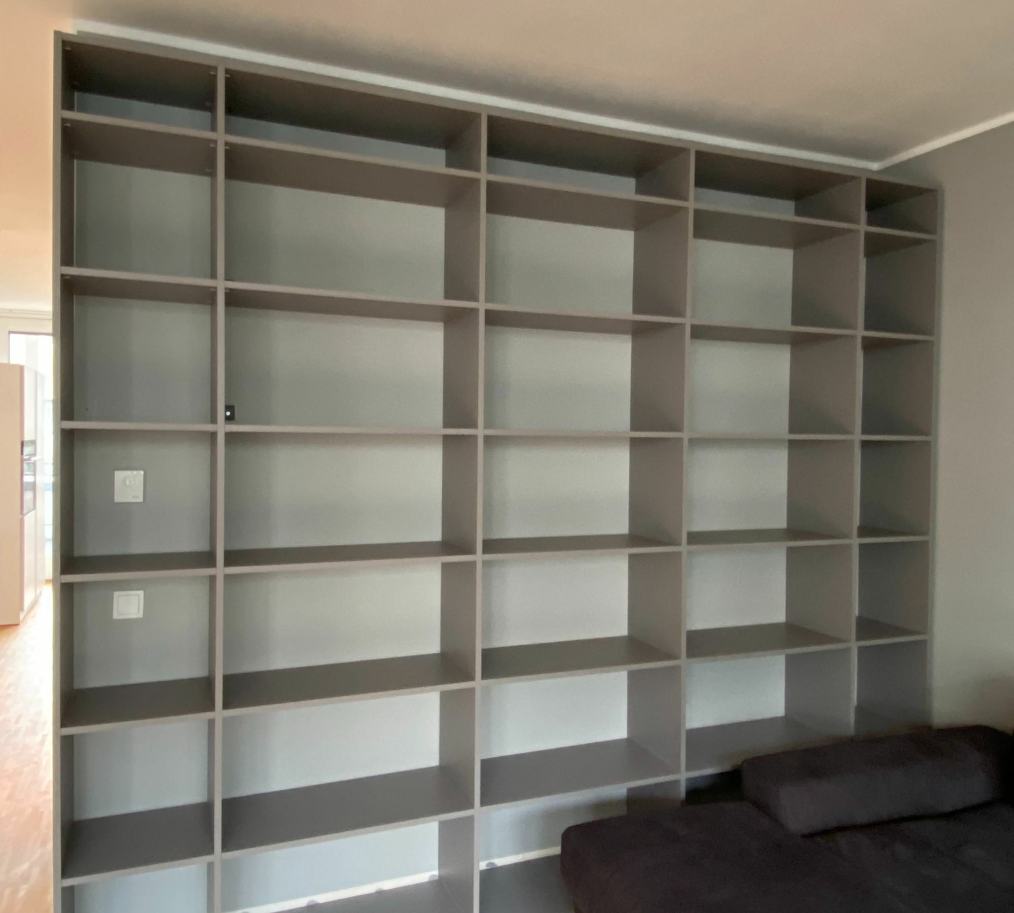 Gryd Bücherregal Holz Grau 4
